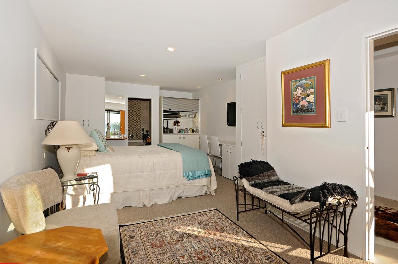 Kapiti Waves Bed & Breakfast Pukerua Bay ภายนอก รูปภาพ