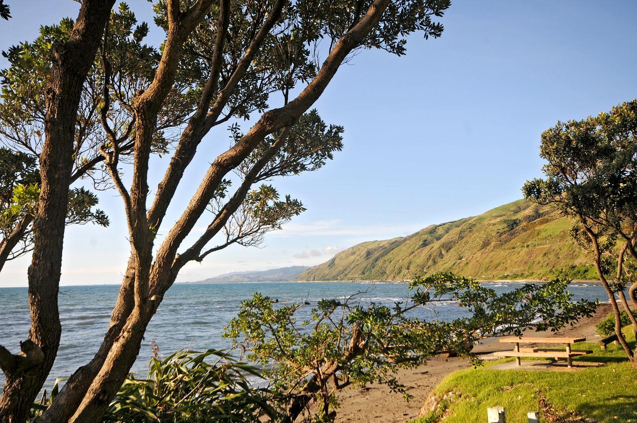 Kapiti Waves Bed & Breakfast Pukerua Bay ภายนอก รูปภาพ