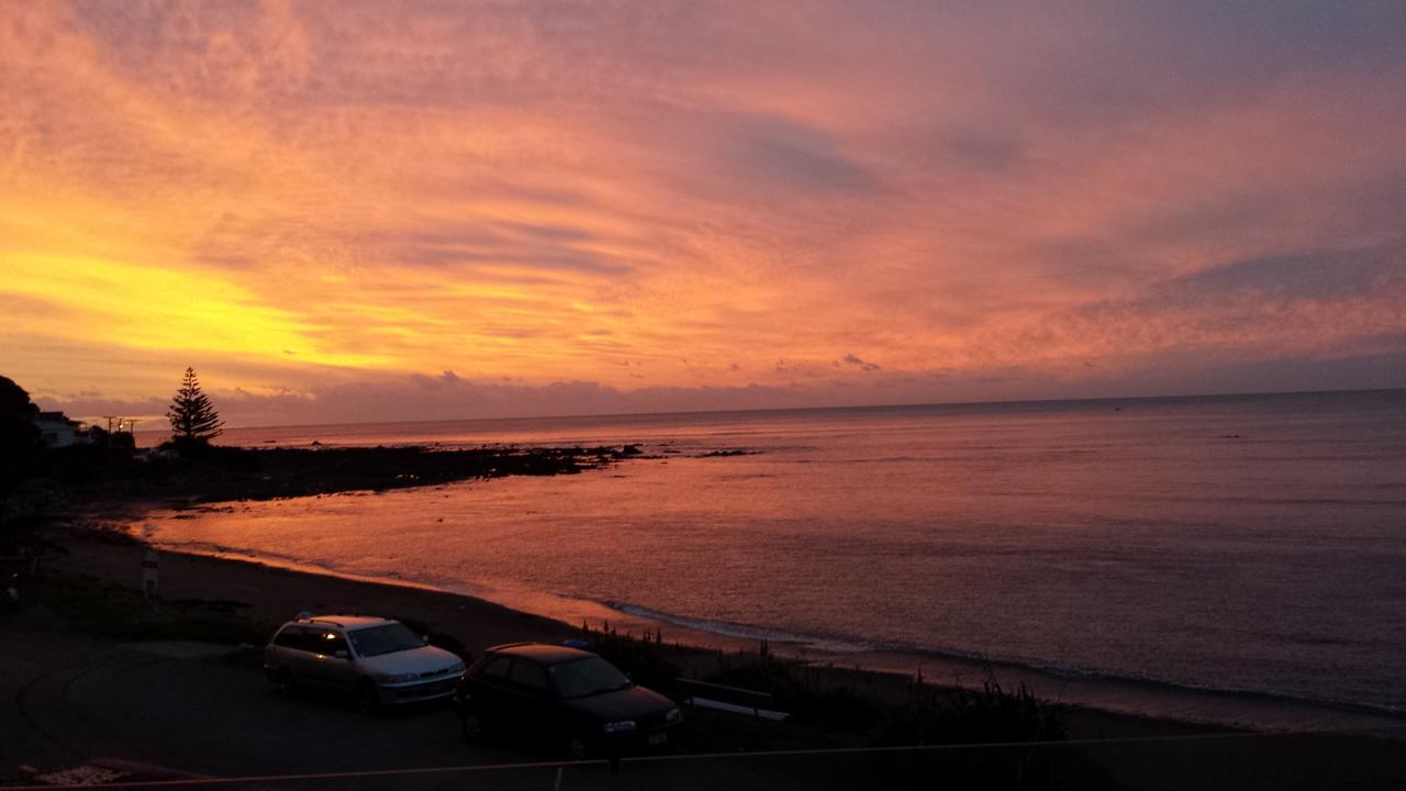 Kapiti Waves Bed & Breakfast Pukerua Bay ภายนอก รูปภาพ