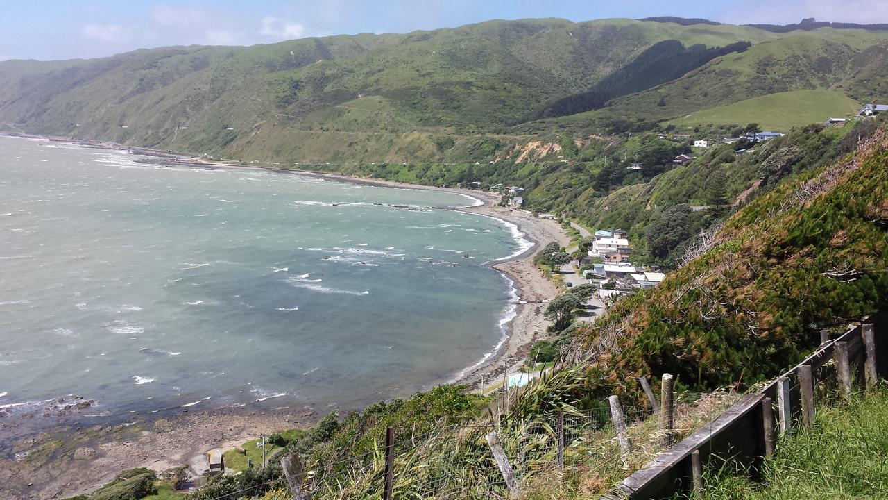 Kapiti Waves Bed & Breakfast Pukerua Bay ภายนอก รูปภาพ