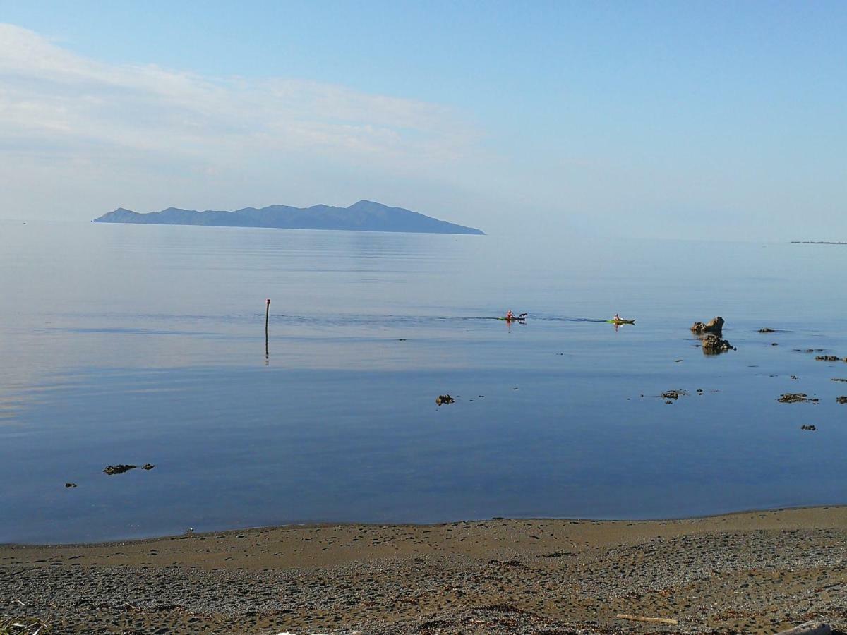 Kapiti Waves Bed & Breakfast Pukerua Bay ภายนอก รูปภาพ